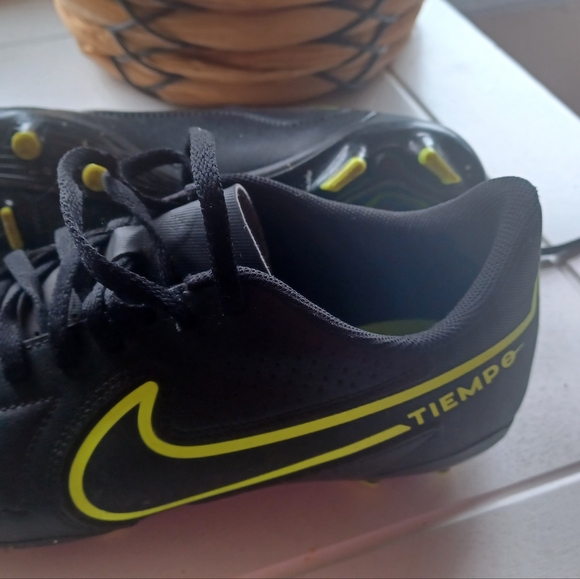 Nike Tempo Soccer cleats for boys - Picture 2 of 5